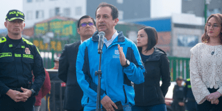 Foto del subsecretario de salud durante rueda de prensa en la presentación del Plan de Navidad 2025.