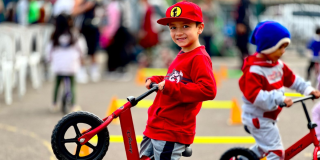 Foto de un niño con una bicicleta 