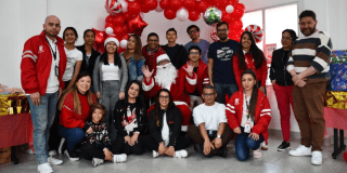 Imagen de funcionarios con niños y niñas durante la entrega de regalos