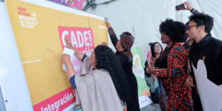 Imagen de varias personas armando un rompecabezas en una pared