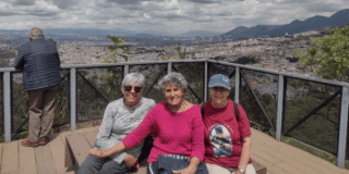 Imagen de tres señoras posando para una foto