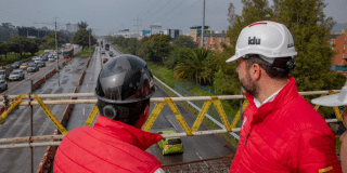 Imagen de Orlando Molano, director del IDU, y de Carlos Fernando Galán, alcalde Bogotá, encima de un puente en obra.