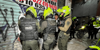 Imagen de varios policías en un control de seguridad y convivencia