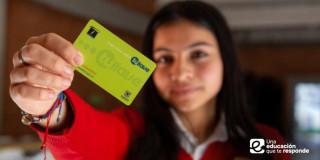 Foto que muestra una estudiante con una tarjeta TuLlave en la mano