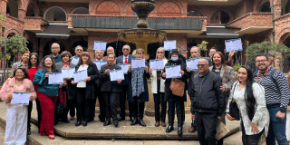 Foto de un grupo de personas mayores certificadas