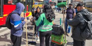 Foto que muestra personas barriendo las calles de Bogotá 