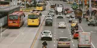 Foto que muestra vehículos andando por las calles