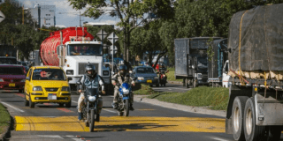 Imagen panorámica de una vía en la que circulan varios tipos de vehículos automotores