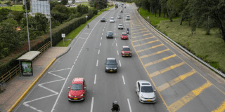 Imagen de una via de Bogotá en la que circulan diferentes tipos de vehículos