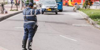 Foto que muestra un agente de transito 