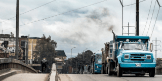Foto de un vehículo de carga en una vía de Bogotá