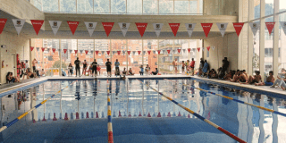 Imagen de varias personas haciendo uso de los servicios de piscinas en el CEFE Chapinero.