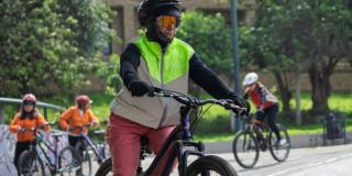 Foto que muestra una persona montando bicicleta 