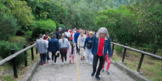 Imagen de personas subiendo al Sendero de Monserrate