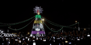 Imagen de Bogotá donde se ve al fondo un gran árbol de navidad y alumbrado navideño