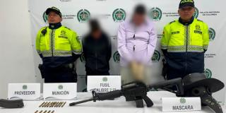 En la foto dos capturados y los dos policías