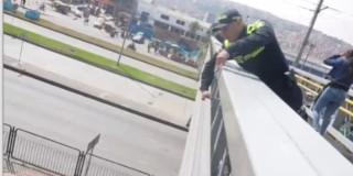 En la foto el Policía que le salvó la vida a la mujer 