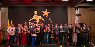 Foto que muestra a deportitas el Equipo Bogotá en una tarima 