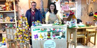 En la foto unas personas vendiendo artesanías en Bogotá