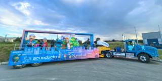 Foto que muestra un carro de la caravana navideña del Acueducto