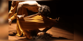 Imagen de dos bailarines en escena.