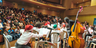 Imagen de la orquesta y del público