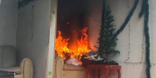 Foto de un árbol de Navidad quemándose 