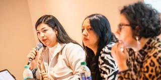 En la foto dos mujeres participando de una mesa de diálogo