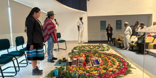 Foto de una ceremonia ancestral que reúne a líderes tradicionales alrededor de un armonioso altar ritual.