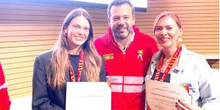 Foto que muestra al alcalde Mayor de Bogotá, Carlos Fernando Galán, junto a dos participantes durante el evento de reconocimiento a gestores