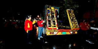 Foto de unos funcionarios del Distrito en una jornada de limpieza 