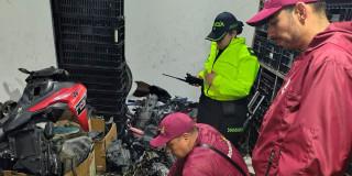 En la foto las autoridades revisando las autopartes hurtadas
