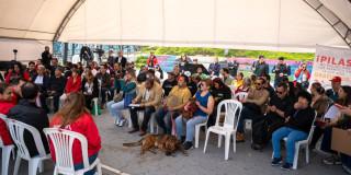 Foto que muestra personas reunidas 