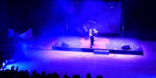 Imagen de una agrupación musical en tarima.