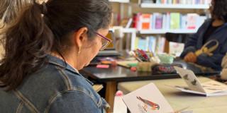 Foto que muestra una mujer leyendo un libro