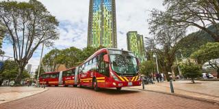 Foto de un bus de TransMilenio en una vía de Bogotá