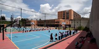 Foto que muestra estudiantes reunidos en el patio de un colegio