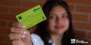 Foto de una estudiante con la tarjeta TuLlave