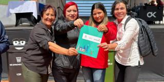 Foto que muestra cuatro mujeres sonriendo