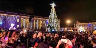 En la foto muchas personas en la Plaza de Bolívar disfrutando de los eventos de Navidad
