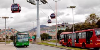 Foto de un bus de TransMilenio cerca de sistema TransMiCable