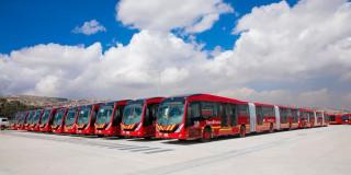 Foto de varios buses de TransMilenio estacionados.