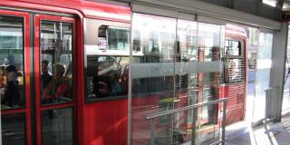 Foto de un bus de TransMilenio estacionado en una estación