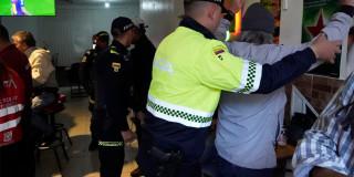 En la foto un policía requisando a una persona