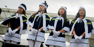 Imagen de cuatro mujeres en una tarima