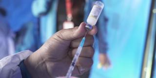 Foto que muestra unas manos sosteniendo una jeringa 