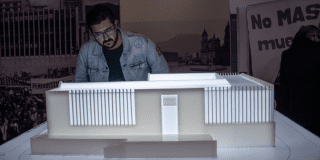 Visitante observa maqueta del palacio de justicia en el Archivo de Bogotá