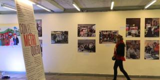 Una persona visitando la galería sonora “Voces diversas: Somos representaciones colectivas”