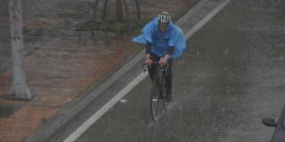 Foto de una persona en medio de lluvia