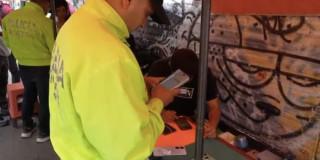 Foto del operativo a centros comerciales y puestos de ventas informales en Bogotá.